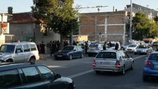 В Бургас е страшно! Цигани налитат да линчуват шофьор, приижда полиция, фучи линейка СНИМКИ