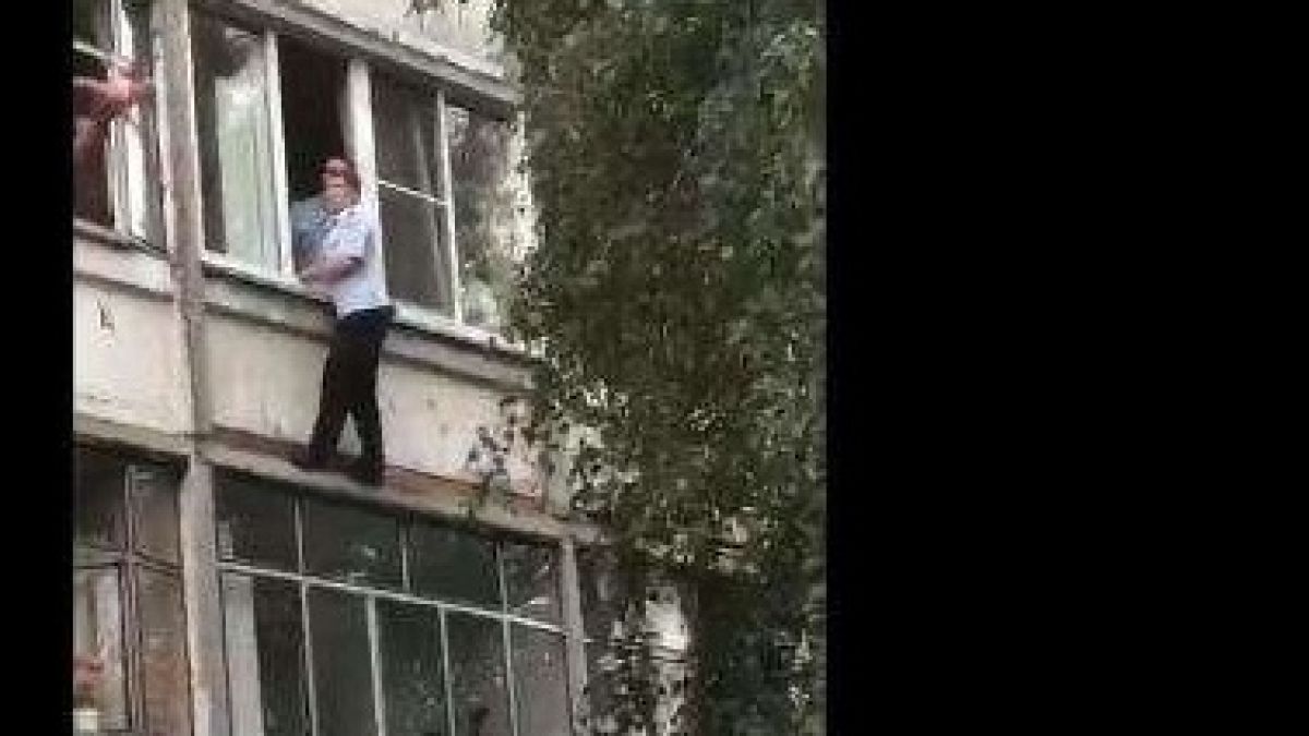 Пияница тръгна да изхвърля бебето си през балкона, но... ВИДЕО 