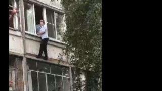 Пияница тръгна да изхвърля бебето си през балкона, но... ВИДЕО 