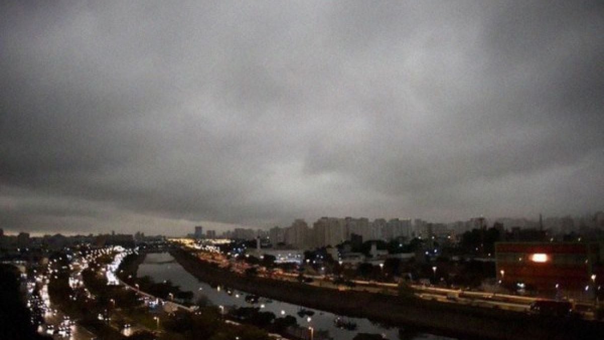 Сао Пауло потъна в мрак! Димът от горящата Амазонска джунга се вижда от Космоса ВИДЕО