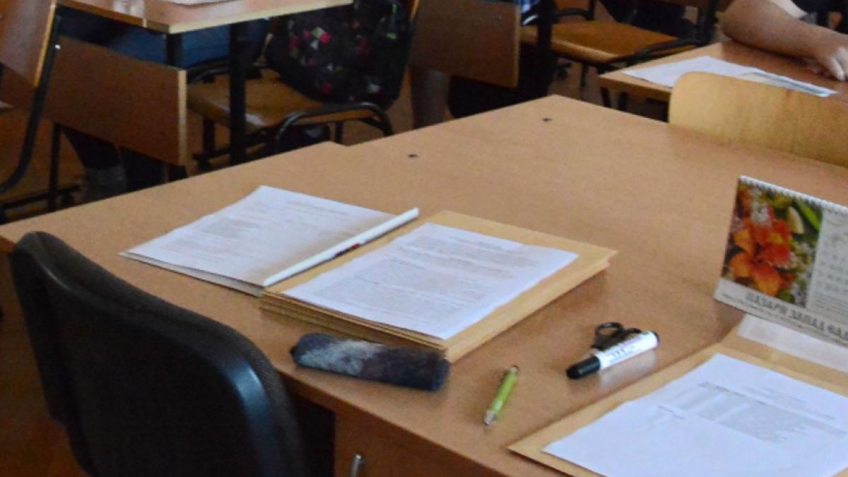 Учителите ще взимат с 500 лева в повече, но трябва да... 