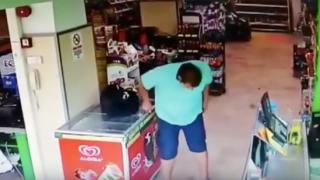 Клиент направи нещо гнусно в магазин и го ритна под фризер ВИДЕО 18+