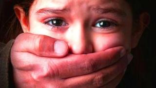 Хирург е обвинен в изнасилване на 200 деца под упойка