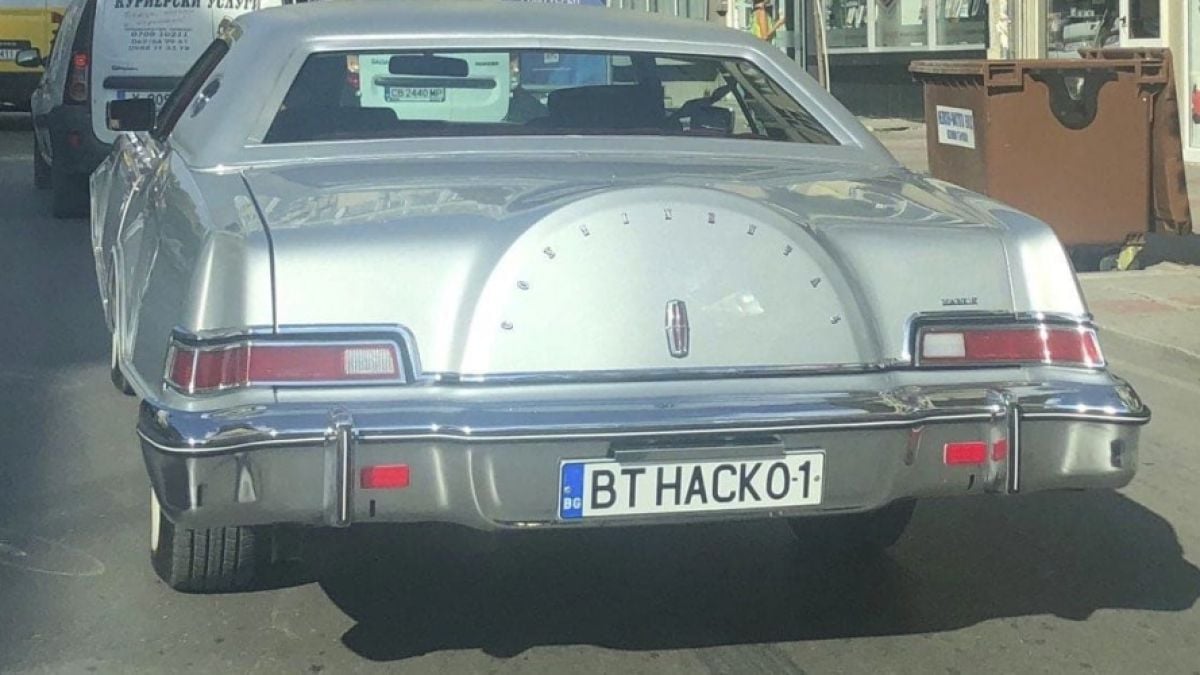 Наско от Асенова махала събра очите на търновци с кола от САЩ СНИМКИ