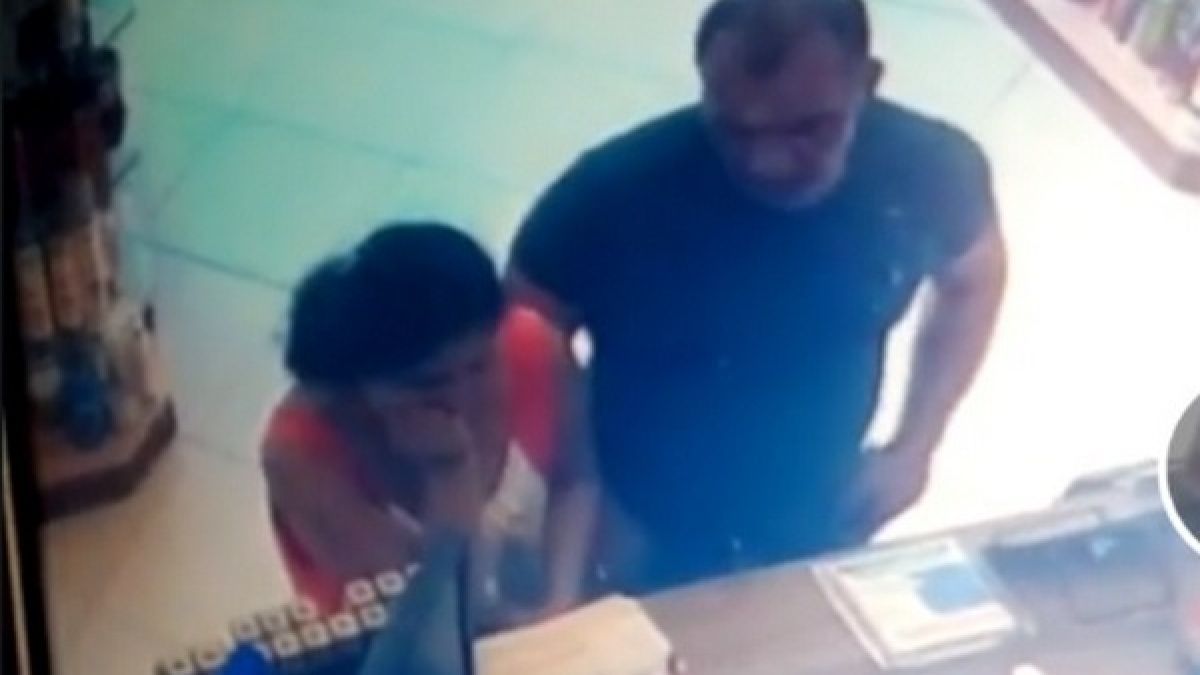 Виждали ли сте този мургавелко? Тръгна си с нещо чуждо от бургаска аптека ВИДЕО
