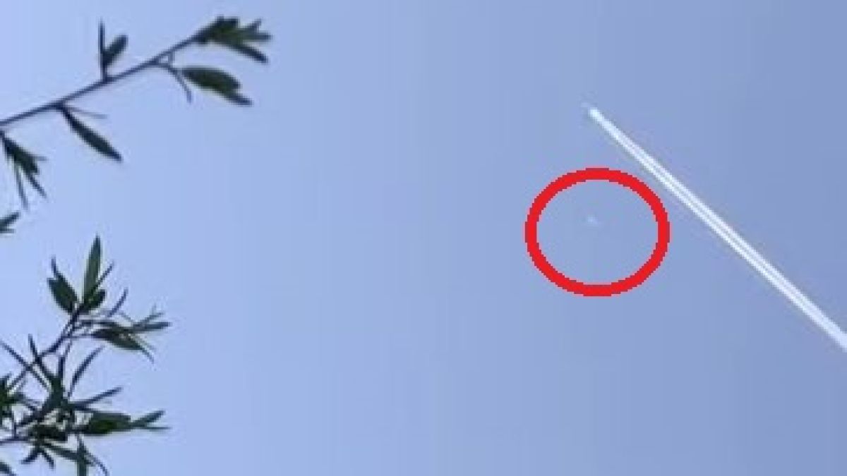 НЛО преследва пътнически самолет ВИДЕО