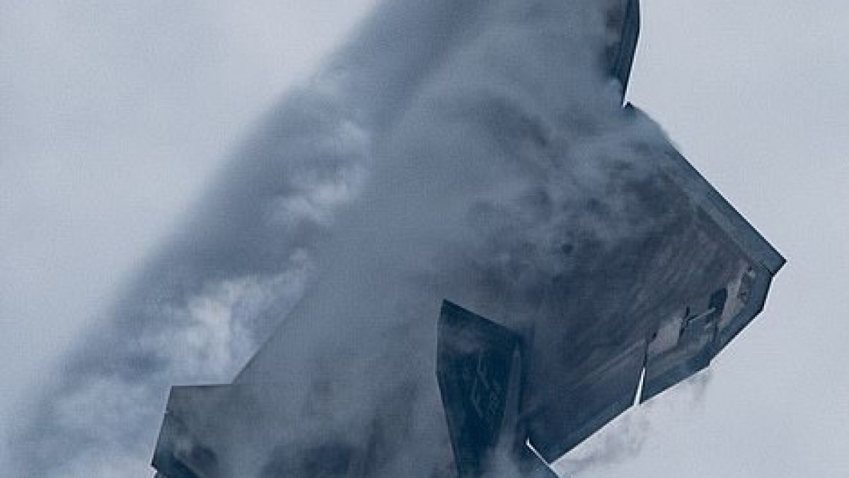 Изтребители  F-22 Raptor пореха небето над Чикаго в невиждано зрелище СНИМКИ