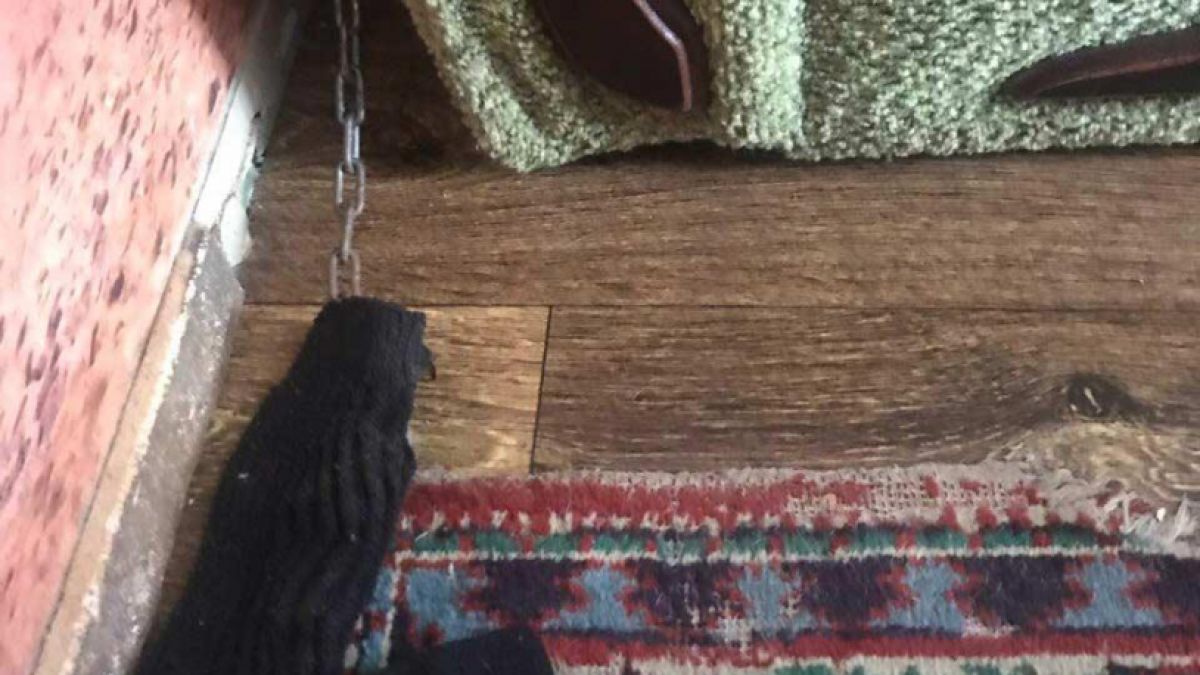 Многодетна майка върза очите на детето си и го окова с верига към дивана СНИМКИ