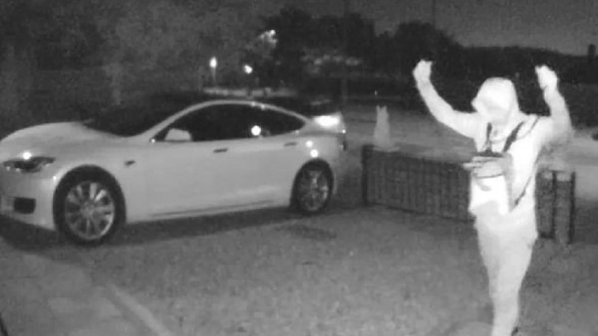 Ето как се краде супер скъпата Tesla - за 30 секунди ВИДЕО