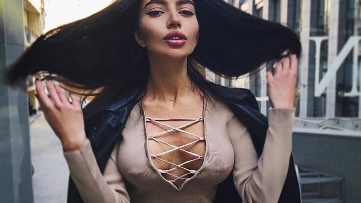 Украинската Ким Кардашиян разгорещи мрежата със секси СНИМКИ 18+  