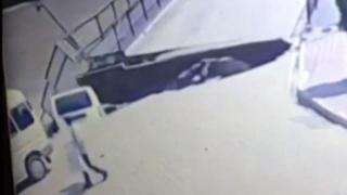 Ужас! Мост с пешеходци се срути ВИДЕО
