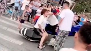 Не е за вярване какво направи блогър с майка си заради лайкове СНИМКИ