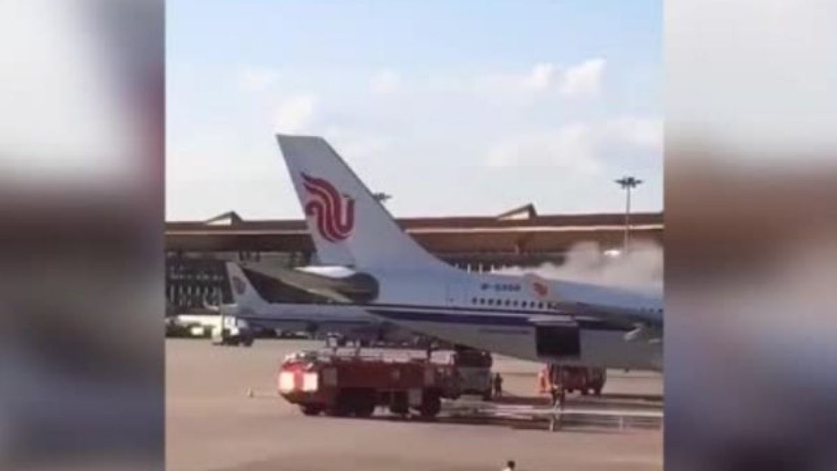 Самолет се запали при приземяване на летище в Пекин ВИДЕО