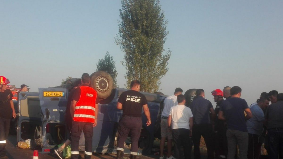 Бус пълен с хора се обърна на "Тракия", СНИМКА показва ужаса