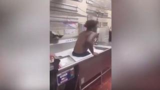 Служител на ресторант се изкъпа в мивката за миене на съдове (ВИДЕО)