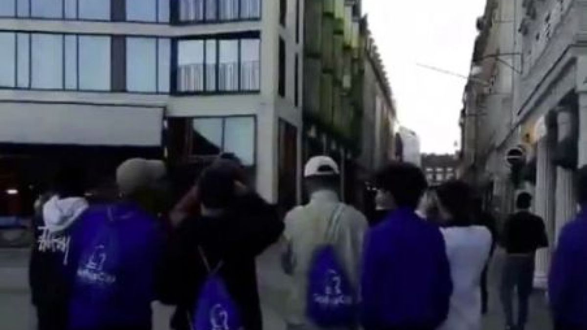 Двойка прави секс в стъклен басейн пред очите на десетки туристи ВИДЕО 18+