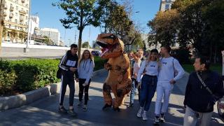 Заснеха как разхождат "домашен динозавър" (ВИДЕО)