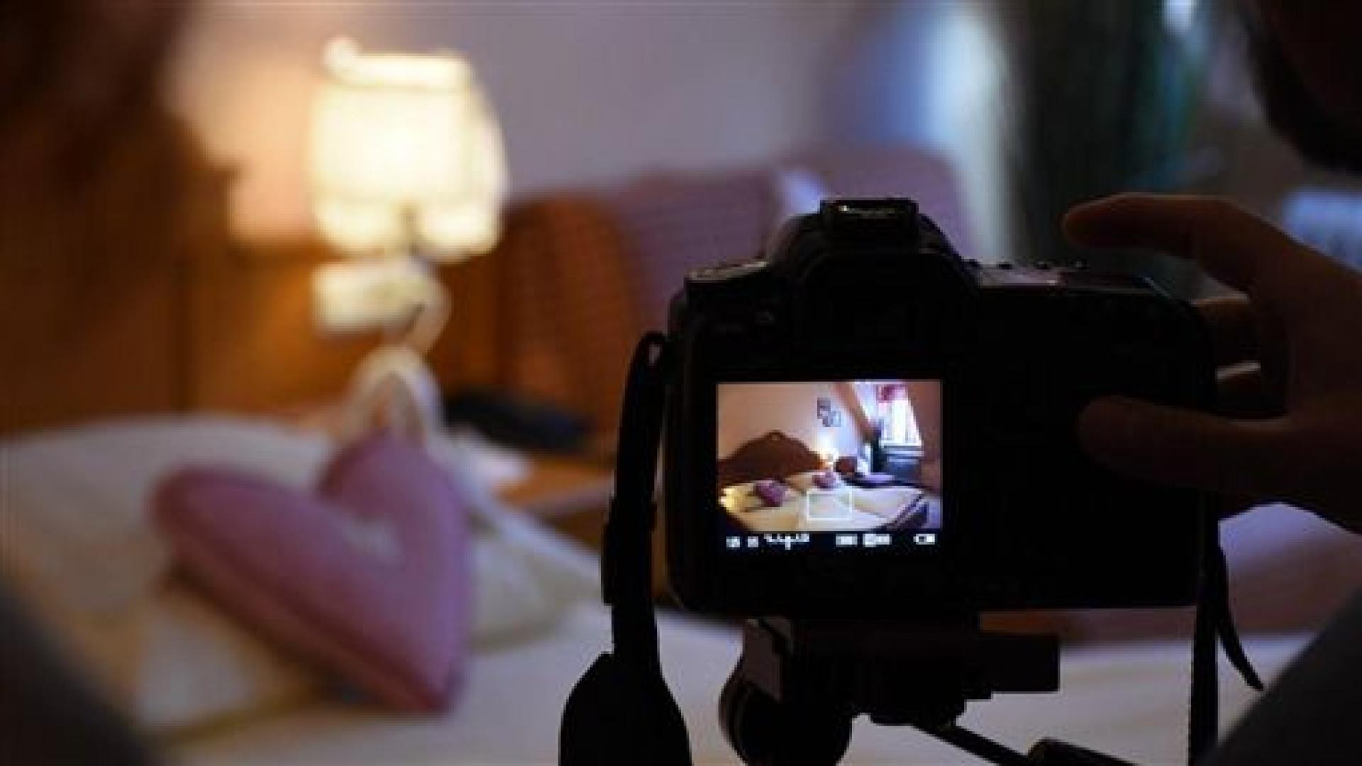 Майка кара дъщерите си да правят секс за радост на приятеля си педофил