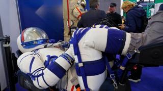 Безаналогов: Новият руски скафандър нямал цип за малката нужда СНИМКИ