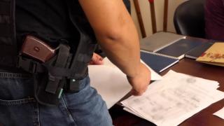 Полицаят Аспарух се държи като гангстер в Благоевград, плаши с пистолет и гази хора с колата