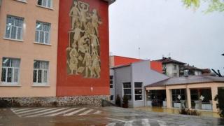 Скандал тресе бургаско школо дни преди първия учебен ден