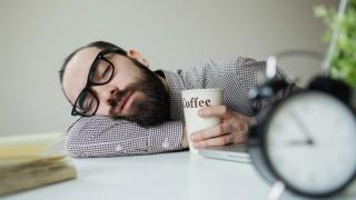 Какво се случва с тялото, ако спите през деня