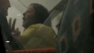 Пияна майка сътвори пълен цирк в самолет и принуди пилота да кацне аварийно ВИДЕО
