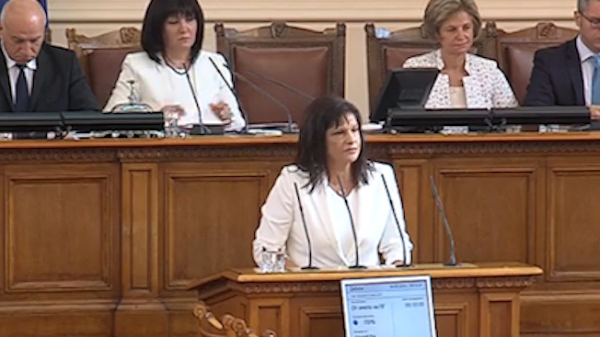 Дариткова отговори на Радев: Президентът отново начерта разделителни линии между институциите