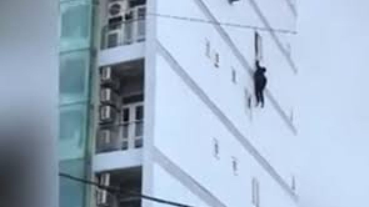 Мъж два пъти падна смъртоносно от високо за минута и оцеля ВИДЕО