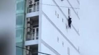Мъж два пъти падна смъртоносно от високо за минута и оцеля ВИДЕО