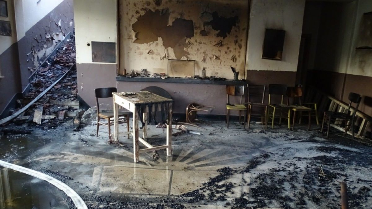 Пожар изгори читалище за 10 минути, 3000 тома книги станаха на пепел СНИМКИ
