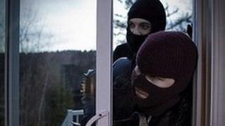 Екслузивно в БЛИЦ! Крадци-нинджи ограбиха пари и злато от 5 къщи в София!