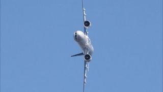 Зрелище: Самолетът МС-21 изпълни “полуварел” СНИМКИ