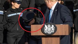 Млада полицайка припадна заради Борис Джонсън ВИДЕО