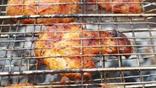 Невероятен трик за лесно почистване на мазни съдове в найлонов плик СНИМКИ