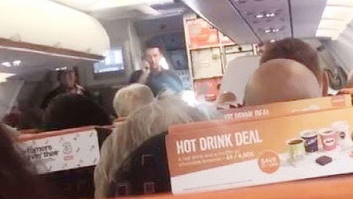 Шок! Баща влезе в пилотската кабина и подкара самолет, защото не му се чакало.... ВИДЕО