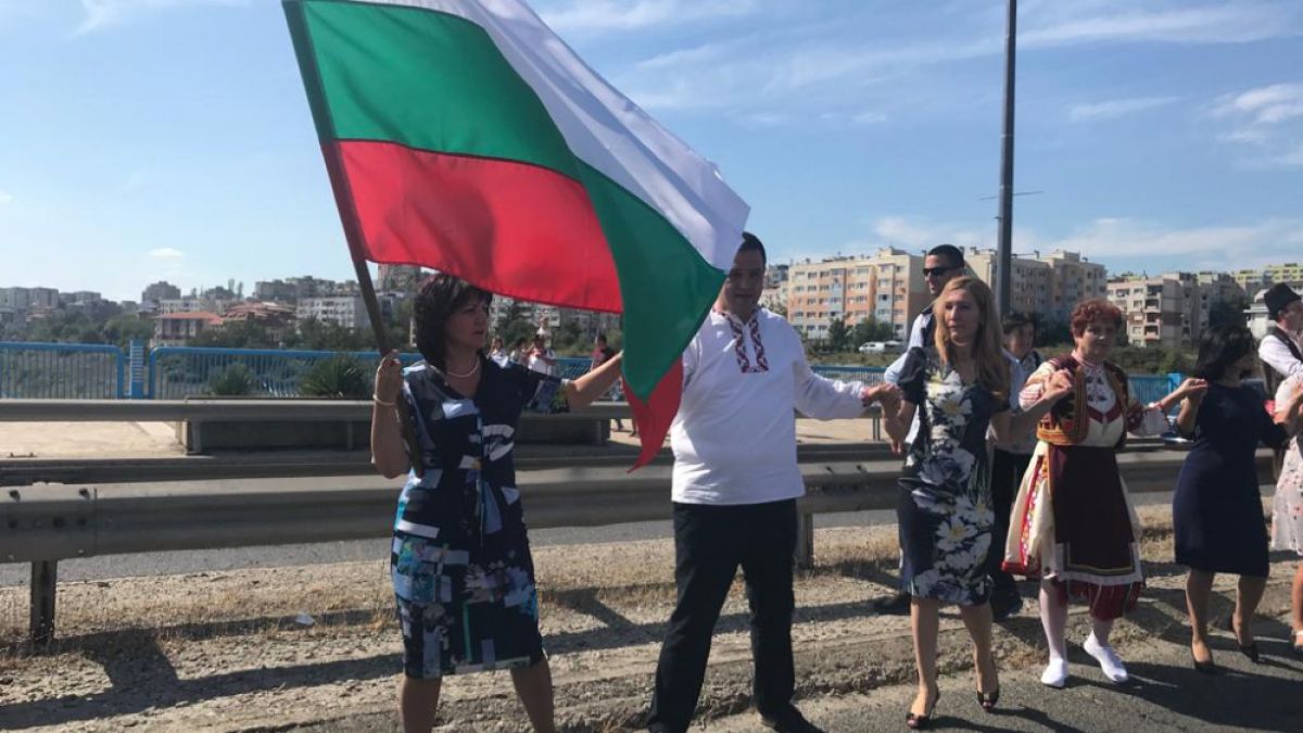 Сензационни СНИМКИ на Караянчева и Ангелкова, хванали се за...