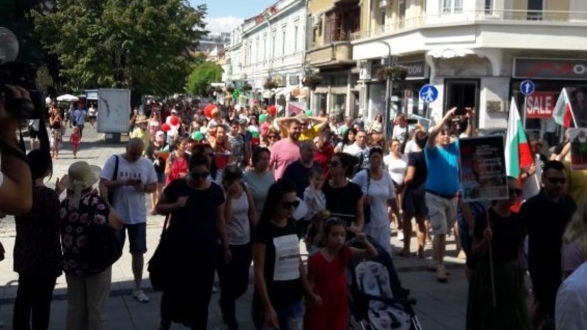 Масови протести срещу Стратегията за детето в София и страната ВИДЕО