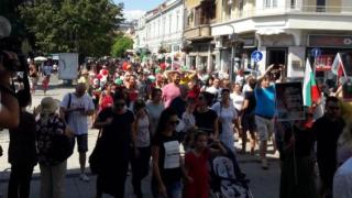 Масови протести срещу Стратегията за детето в София и страната ВИДЕО