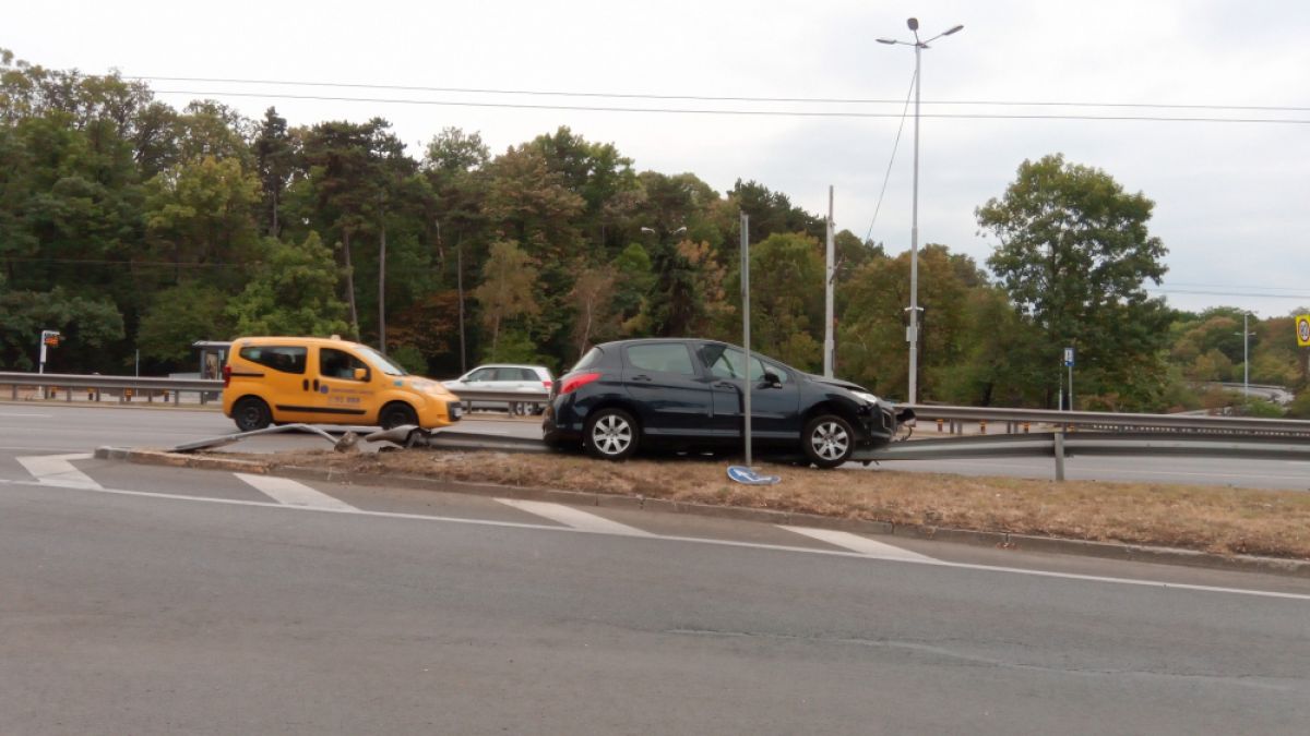 Пежо се натресе по възможно най-балъшкия начин в София СНИМКИ 
