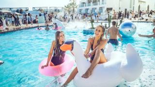 Каква е разликата между хотелите 18+ и 21+ и какво правят в тях