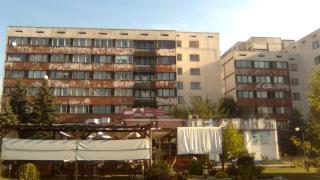 Стотици студенти висят на опашка за квартири - 600 на улицата за година 