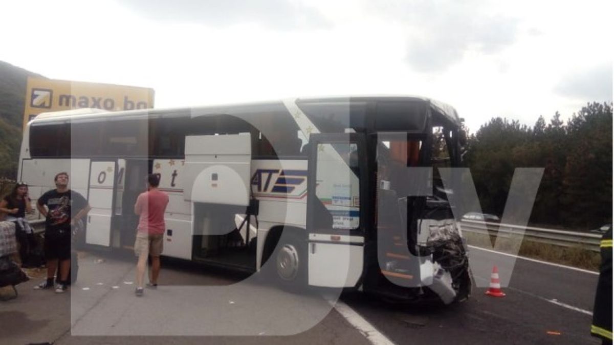 След АМ "Тракия" много тежка катастрофа и на АМ "Хемус", автобус удари... СНИМКИ