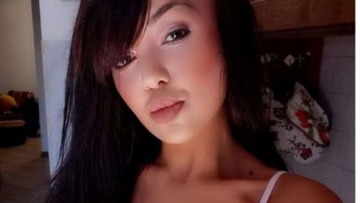 Фолкаджийка лъсна на скандална СНИМКА 18+