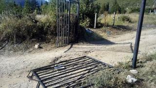 Пак безчинство: Изроди вилняха на гробището в Твърдица СНИМКИ