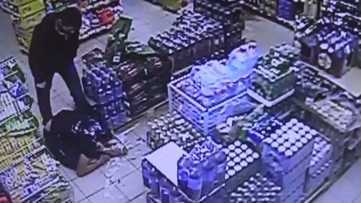 Клиент на магазин изригна срещу високите цени, счупи главата на служител ВИДЕО