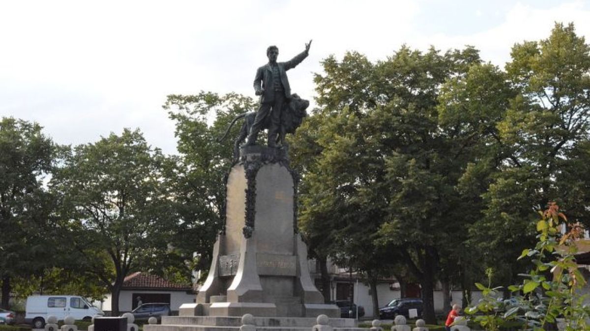 Възрастен шофьор направи голяма беля край паметника на Апостола в Карлово СНИМКА