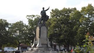 Възрастен шофьор направи голяма беля край паметника на Апостола в Карлово СНИМКА