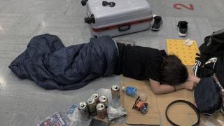 Около 13 хил. души спаха на летището в Токио заради тайфуна ВИДЕО