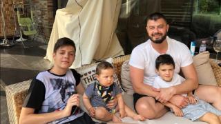 Вижте в какъв вид тръгнаха децата на Бареков на забавачка! СНИМКИ